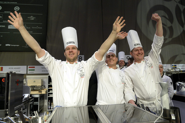 Széll Tamás magyar séf, segítője, Szabó Kevin és felkészítője, Vomberg Frigyes (b-j) a Bocuse d'Or szakácsverseny európai döntőjén (MTI Fotó: Kovács Tamás)