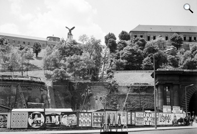 Clark Ádám tér, a Budavári Sikló a helyreállítás kezdetekor. Fenn a Turul szobor és Sándor-palota, Budapest, 1970 (Fotó: Fortepan)