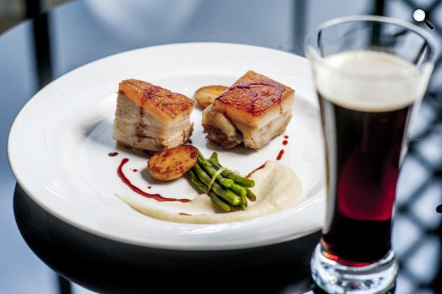 Császárhús, zellerpüré, ceruzabab, konfitált burgonya, száraz, enyhén csokoládés ízvilágú, sötét lágerrel (Fotó: Sörszövetség)