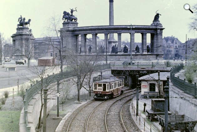 Millenniumi földalatti az Állatkert felől tart a Hősök tere alá (baloldali közlekedés), Budapest, 1954 (Fotó: Fortepan)
