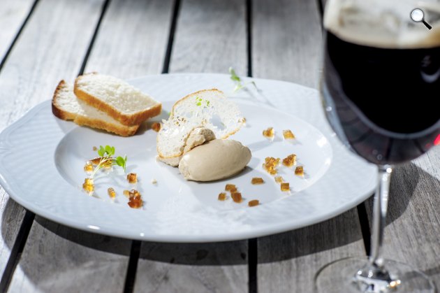  Kacsamáj mousse, kenyér chips, fűszeres, pörkölt malátás sötét ale-lel (Fotó: Sörszövetség)