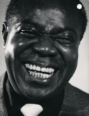 Párizsi blues - Louis Armstrong nevet. Párizs, 1961. A Martin Munkácsi Hagyaték tulajdona (Fotó: Martin Munkácsi/artblart.com)