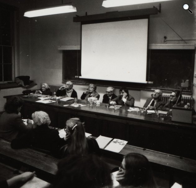 Nemes Nagy Ágnes, Pilinszky János, Károlyi Amy, Weöres Sándor, Juhász Ferenc, Vas István, Vajda Miklós a londoni King's College-ban, a felolvasóestet követő beszélgetésen, 1980 (Fotó: mandarchiv.hu)
