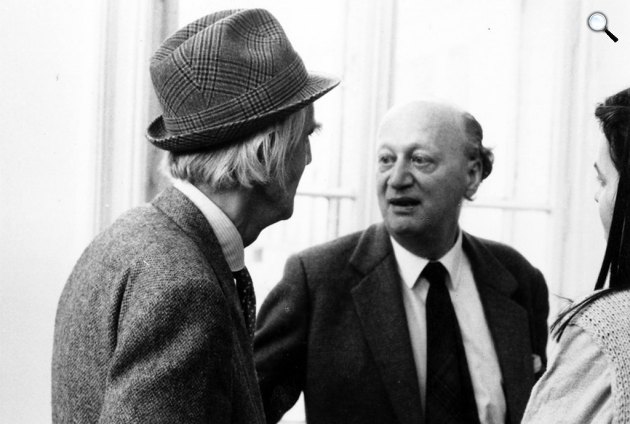 Ottlik Géza és Réz Pál a PIM-ben a Kosztolányi pályázat eredményhirdetésekor, 1984 (Fotó: Europeana/PIM)