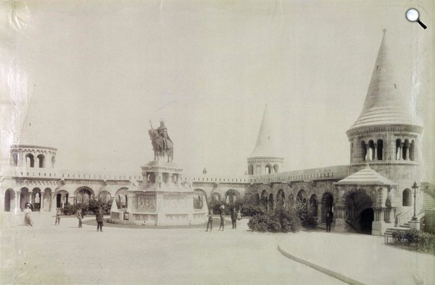 Szentháromság tér, Szent István szobra (Stróbl Alajos, 1906.) a Halászbástyánál, 1906 (Fotó: Fortepan / Budapest Főváros Levéltára. Levéltári jelzet: HU.BFL.XV.19.d.1.08.128)