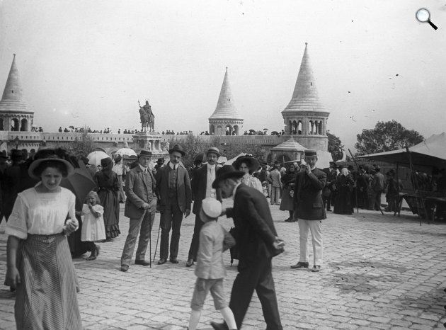 Szentháromság tér, Szent István szobra (Stróbl Alajos, 1906.) a Halászbástyánál, 1930 (Fotó: Fortepan)