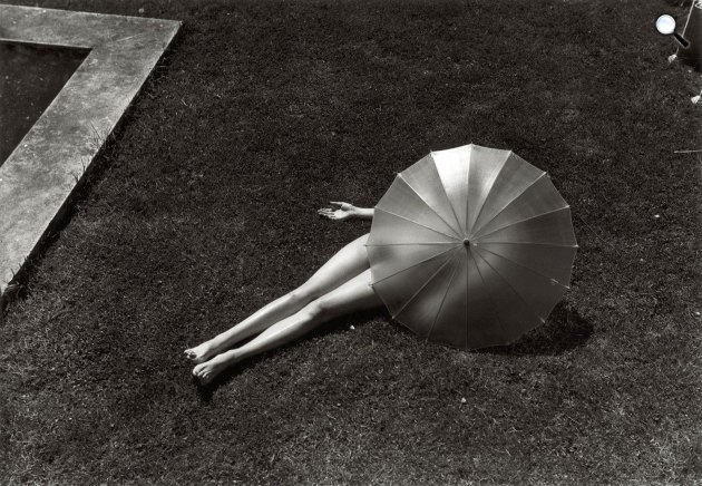 Nude with Parasol, Harpers Bazaar Juli 1935. (Fotó: Martin Munkácsi/maimanohaz.blog.hu)