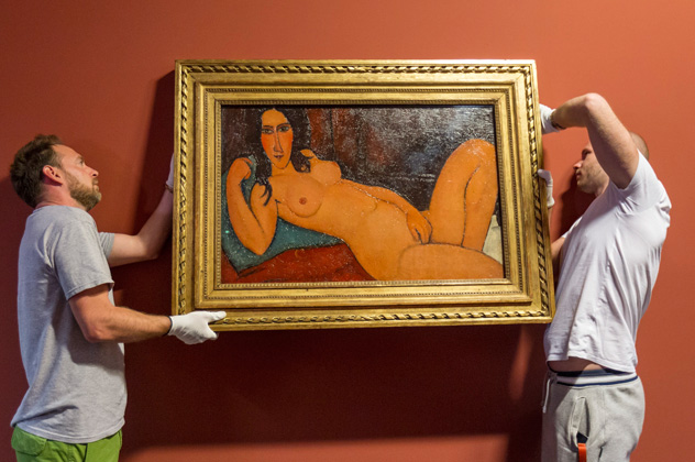 Amedeo Modigliani Fekvő akt kibontott hajjal című festménye kicsomagolás után a Magyar Nemzeti Galériában (MNG), Budapesten (MTI Fotó: Szigetváry Zsolt) Amedeo Modigliani Fekvő akt kibontott hajjal című festménye kicsomagolás után a Magyar Nemzeti Galériában (MNG), Budapesten (MTI Fotó: Szigetváry Zsolt)
