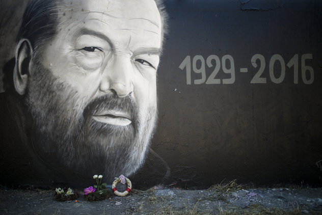 Taker graffitije: Bud Spencer (1929-2016)  (Carlo Pedersoli) olasz úszó, vízilabdázó és színész portréja a budapesti Filatorigátnál, 2016 (MTI Fotó: Marjai János)