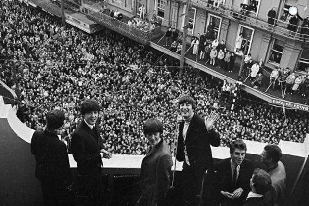 A Beatles és a rajongók (Fotó: listal.com)