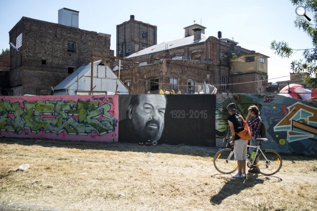 Taker graffitije: Bud Spencer (Carlo Pedersoli) olasz úszó, vízilabdázó és színész portréja, a budapesti Filatorigátnál, 2016 (MTI Fotó: Marjai János)