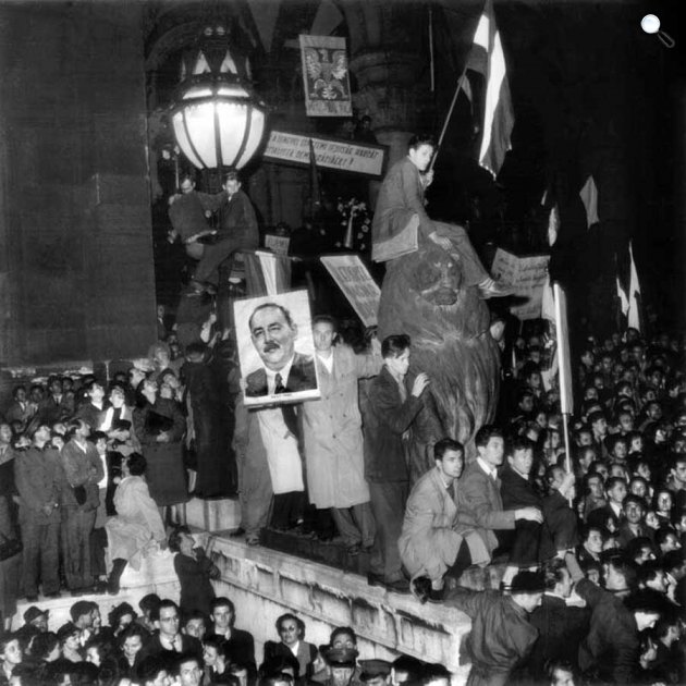 Budapesten 1956. október 23-án kitört a forradalom, Nagy Imrét éljenezték (Fotó: OSZK)