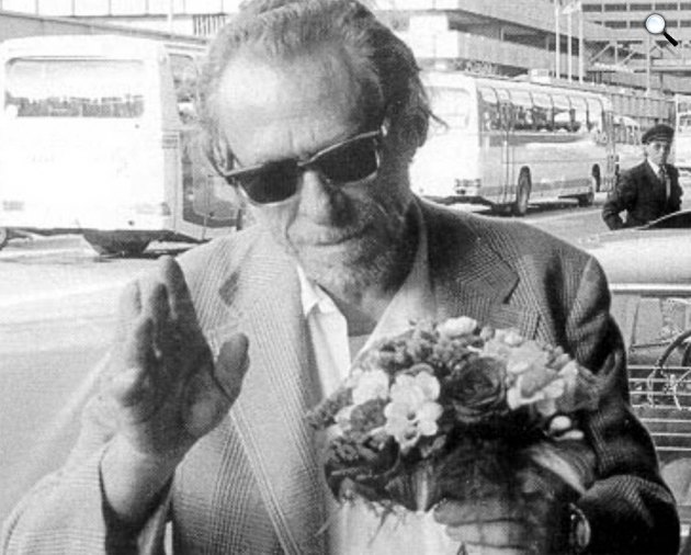Charles Bukowski író virággal (Fotó: charlesbukowski.free.fr)