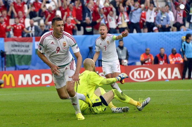 Szalai Ádám (b), miután gólt szerzett a franciaországi labdarúgó Európa-bajnokság F csoportja első fordulójában játszott Ausztria - Magyarország mérkőzésen a Bordeaux-i Stadionban 2016. június 14-én. Mellette Dzsudzsák Balázs (j) és Robert Almer osztrák kapus (b2). (MTI Fotó: Illyés Tibor )