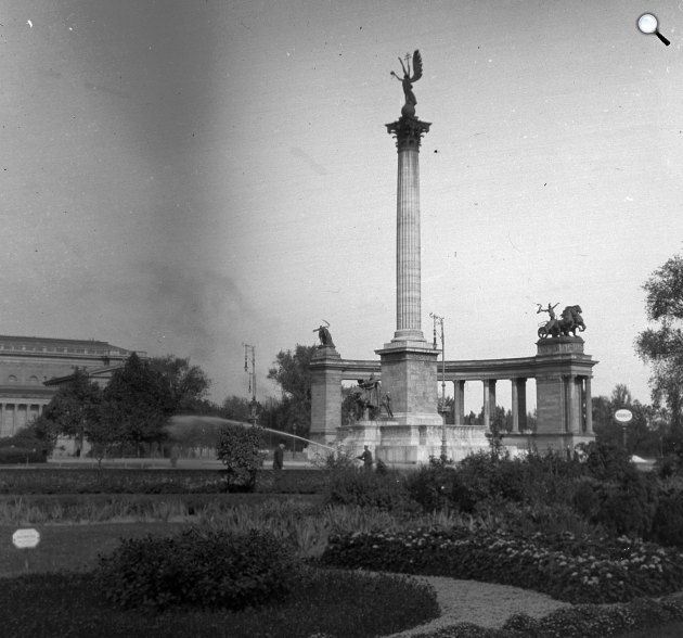Millenniumi emlékmű a későbbi Hősök terén, balra a Szépművésezeti Múzeum, 1914 (Fotó: Fortepan)