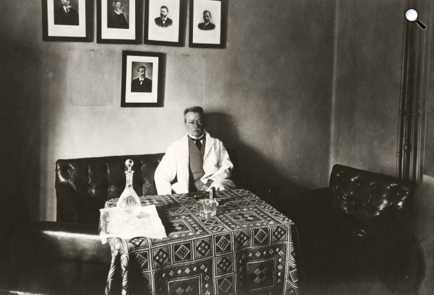 Korányi Sándor professzor, egyetemi tanár, Pázmány Péter Tudományegyetem (ma Semmelweis Egyetem) III. sz. Belgyógyászati (ma Urológiai) Klinika, a professzori szobában, 1922 (Fotó: Fortepan)