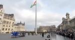 Zászlófelvonás a Kossuth téren, Budapest (MTI Fotó: Máthé Zoltán)