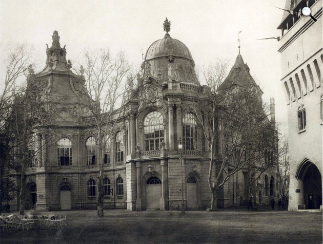 Vajdahunyad vára. A millenniumi kiállításra épített történelmi főcsoport, reneszánsz-barokk épületegyüttesének Mária Terézia-kori szárnya. 1897-től Magyar Mezőgazdasági Múzeum, 1896 (Fotó: Fortepan / Budapest Főváros Levéltára. Levéltári jelzet: HU.BFL.XV.19.d.1.01.021)