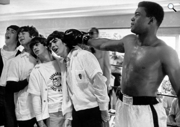 Muhammad Ali bokszoló és a Beatles (Paul McCartney, John Lennon, Ringo Starr és George Harrison) találkozása, 1964 (Fotó: listal.com)