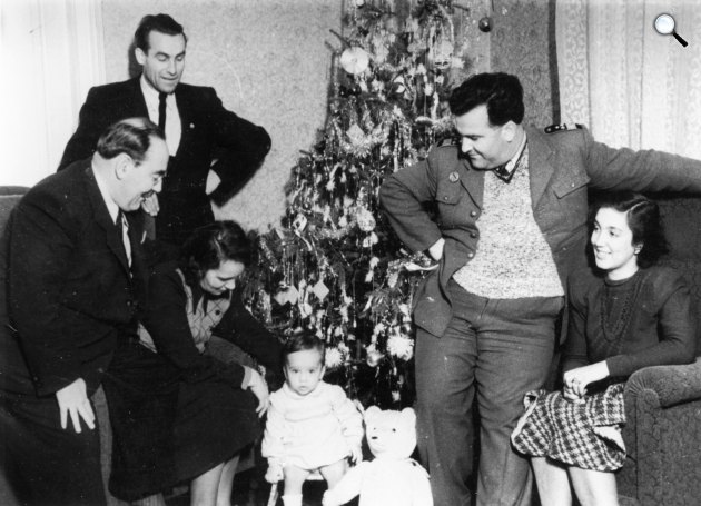 Nagy Imre későbbi miniszterelnök, jobb szélen leánya Erzsébet, mellette annak férje Jánosi Ferenc és középen gyermekük, 1948 (Fotó: Fortepan)