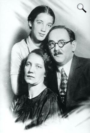 Nagy Imre későbbi miniszterelnök feleségével és leányával, Erzsébettel, 1944 (Fotó: Fortepan)