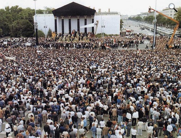 Nagy Imre volt miniszterelnök újratemetése 1989. június 16-án, Budapest, Hősök tere (Fotó: OSZK)