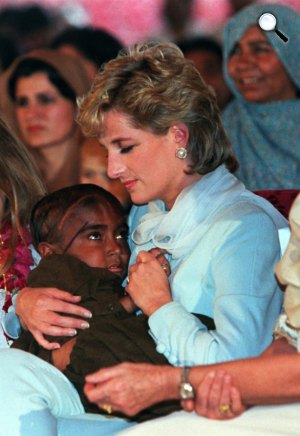 Lady Diana walesi hercegné, az UNICEF nagyköveteként (Fotó: listal.com)