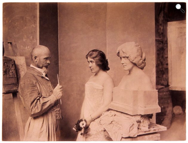 Stróbl Alajos szobrászművész műtermében Márkus Emília, 1899 (Fotó: OSZK)