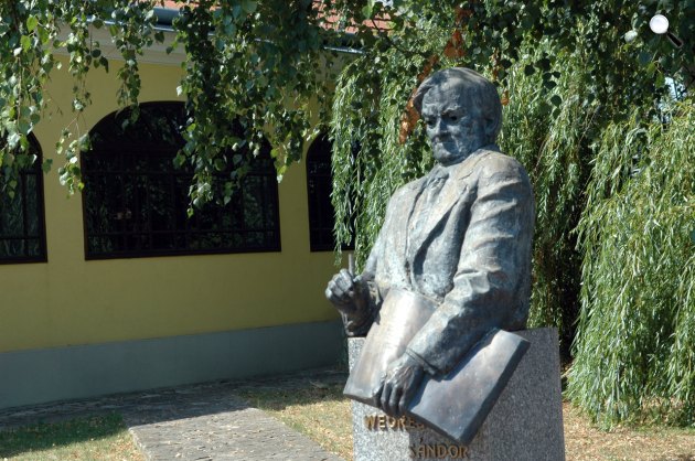 Weöres Sándor szobra, Weöres Sándor- és Károlyi Amy-emlékház, Csönge (Fotó: itthon.hu)