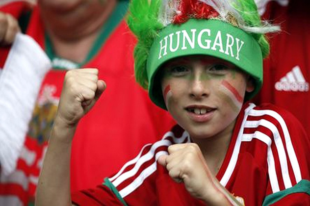 Szurkolók a franciaországi labdarúgó Európa-bajnokság Ausztria - Magyarország mérkőzésen 2016. június 14-én. (MTI/EPA/Rungrodzs Jongrit)