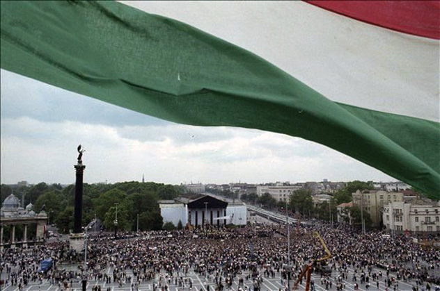 Nagy Imre újratemetése 1989-ben, Budapest, Hősök tere (Fényes Gábor/OSZK)