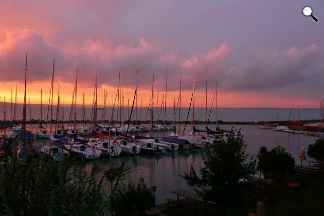 Balaton, vitorlások a naplementében (Fotó: pixabay.com)