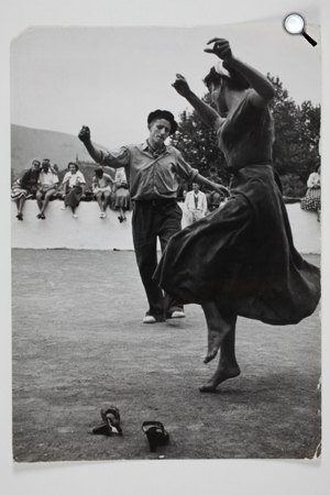 Robert Capa: Fiatal pár táncol a Baszk fesztiválon. Biarritz, Franciaország, 1951. augusztus. (Fotó: Robert Capa/Magyar Nemzeti Múzeum)
