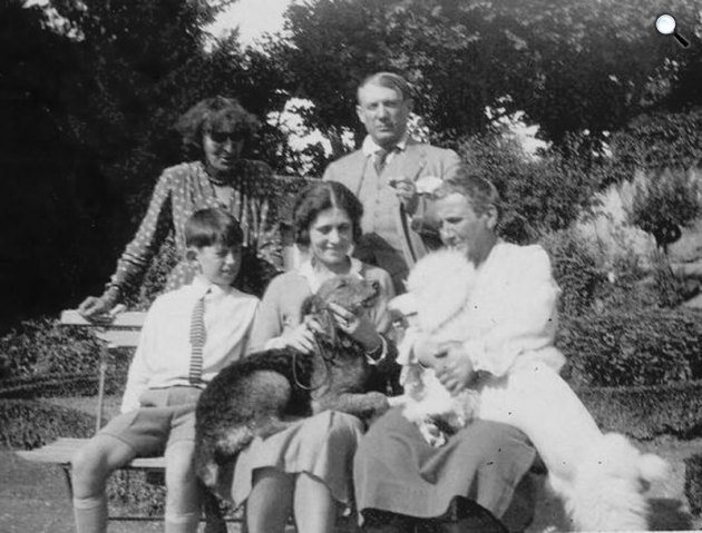 Áll: Alice B. Toklas és Pablo Picasso; ül: Paulo és Olga Picasso és Gertrude Stein; Bilignin, Franciaország, 1930 (Fotó: beinecke.library.yale.edu)