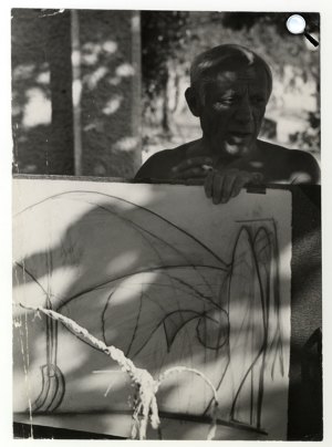 Robert Capa: Pablo Picasso egy rajz mögött áll. Vallauris, Antibes mellett, Franciaország, 1949. augusztus. (Fotó: Robert Capa/Magyar Nemzeti Múzeum)