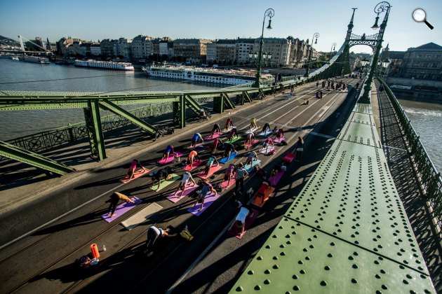 Jógázók a Szabadság hídon, Budapest, 2016. július (MTI Fotó: Balogh Zoltán)
