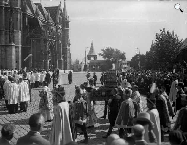 Szentháromság tér. Szent István évi ünnepi felvonulás a Szent Jobbal, Budapest, 1938 (Fotó: Fortepan)