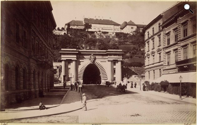 Clark Ádám téri alagút. A felvétel 1890 körüli. (Fotó: Fortepan / Budapest Főváros Levéltára. Levéltári jelzet: HU.BFL.XV.19.d.1.07.125)