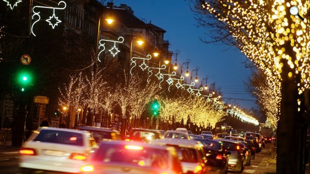 Kocsisor a karácsonyi díszkivilágításban úszó Andrássy úton, Budapest (MTI Fotó)