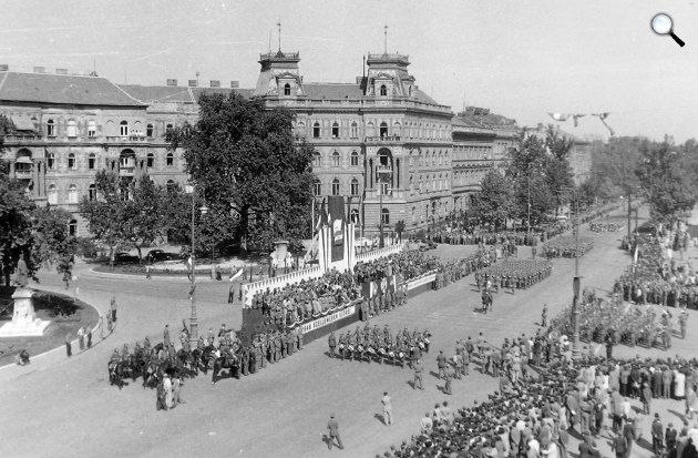 Andrássy út, Kodály körönd, Május 1. felvonulás, Budapest, 1948 (Fotó: Fortepan)