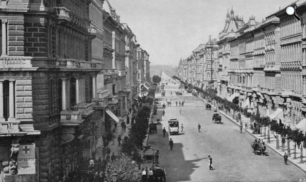  Sugárút, ma Andrássy út, a Váci út felől nézve, faburkolattal, 1875 (Forrás: Utazás Pestről Budapestre, Pallas 1909/egykor.hu)