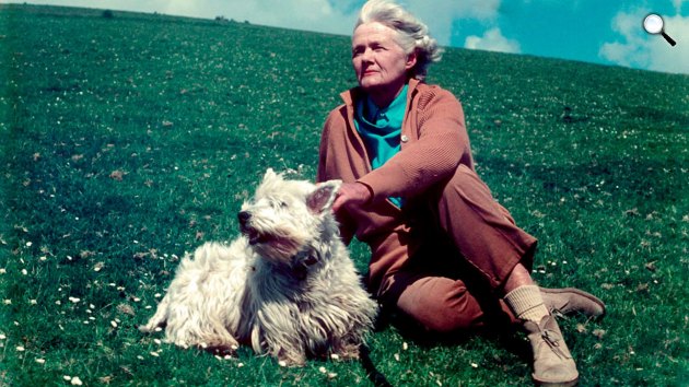 Daphne du Maurier író kutyájával (1907-1989), Menabilly  (Fotó:babelio.com)