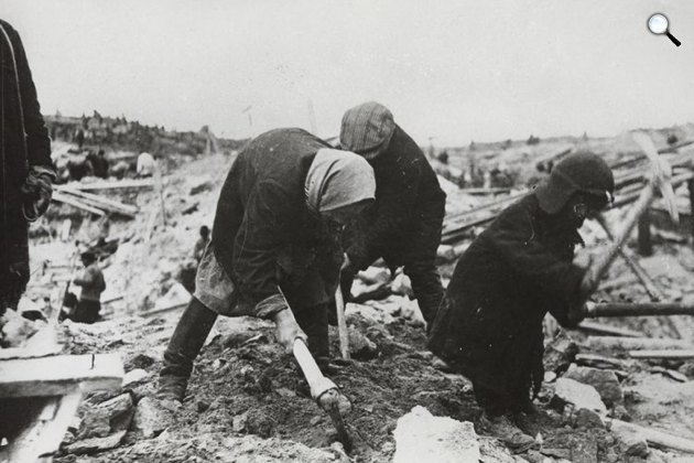Gulag, gyerekek és asszonyok a kényszermunkatáborban (Fotó: ausstellung-gulag.org)
