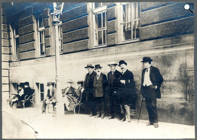 A Vígszínház előtt állnak középen: Heltai Jenő, Faludi Jenő, Erényi Nándor és Faludi Miklós, Budapest, 1905 (Fotó: OSZK)