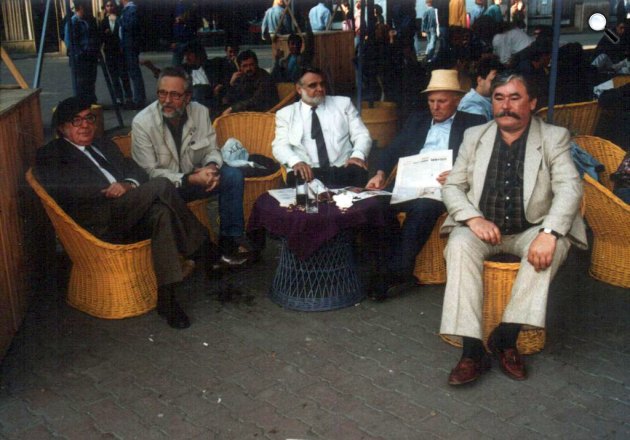 Az Új Idők szerkesztősége Szabadkán (Hernádi Gyula, Szakonyi Károly, Gyurkovics Tibor, Végh Antal és a főszerkesztő, Csukás István, 1989 (Fotó: PIM