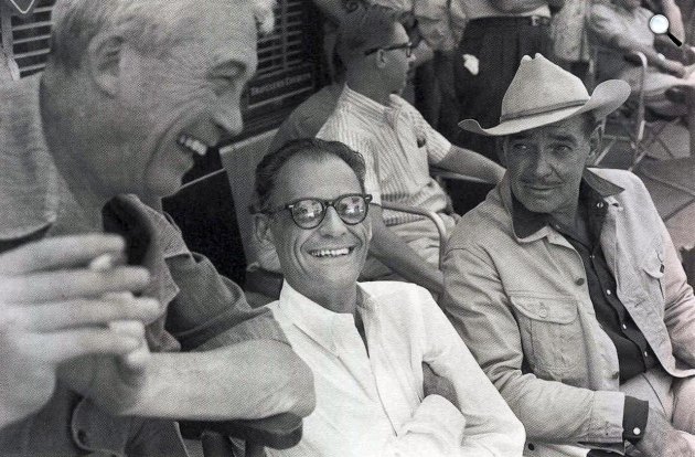 Kallódó emberek forgatásán - John Huston, Arthur Miller író, Clark Gable, 1961 (Fotó: listal.com)