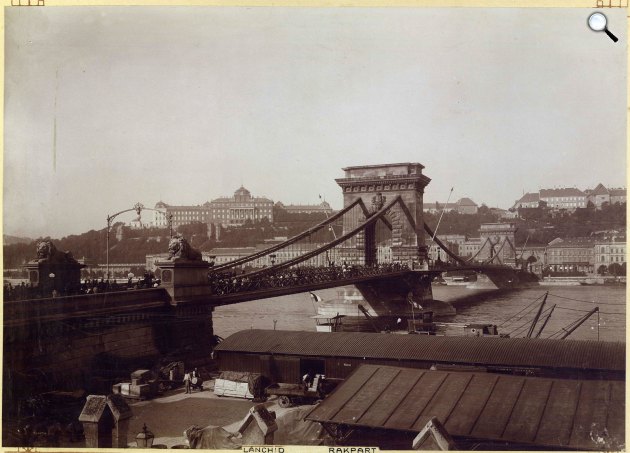 Szemben a Lánchíd, háttérben a Királyi Palota, Budapest. A felvétel 1896 körüli. (Fotó: Fortepan / Budapest Főváros Levéltára. Levéltári jelzet: HU.BFL.XV.19.d.1.08.082)