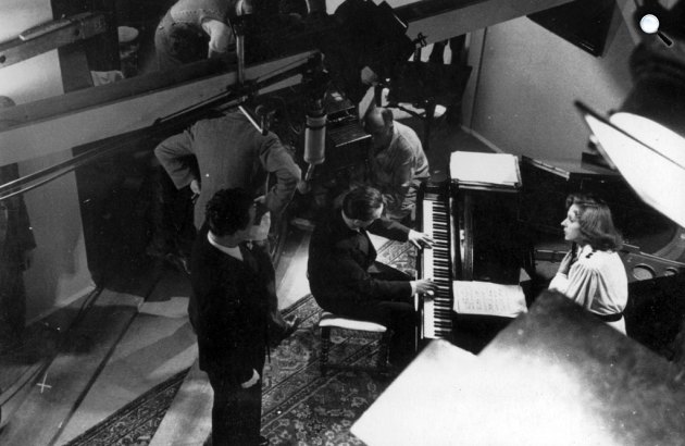 Lángok című film felvétele, a zongoránál Jávor Pál és Mezey Mária, 1940 (Fotó: Hunnia)