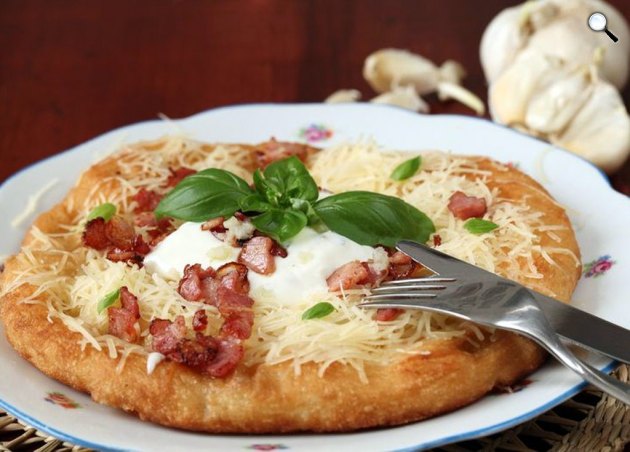 Street food, étel, sonkás-tejfölös lángos (Fotó: pixabay.com)