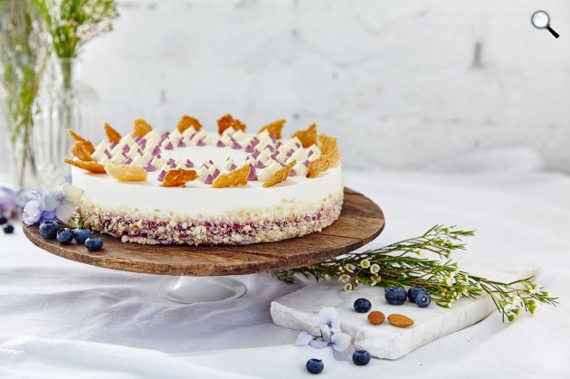 Magyarország Cukormentes Tortája 2016 - Áfonya hercegnő tortája (Fotó: Erdőháti Áron, styling: Bálint Bianka)